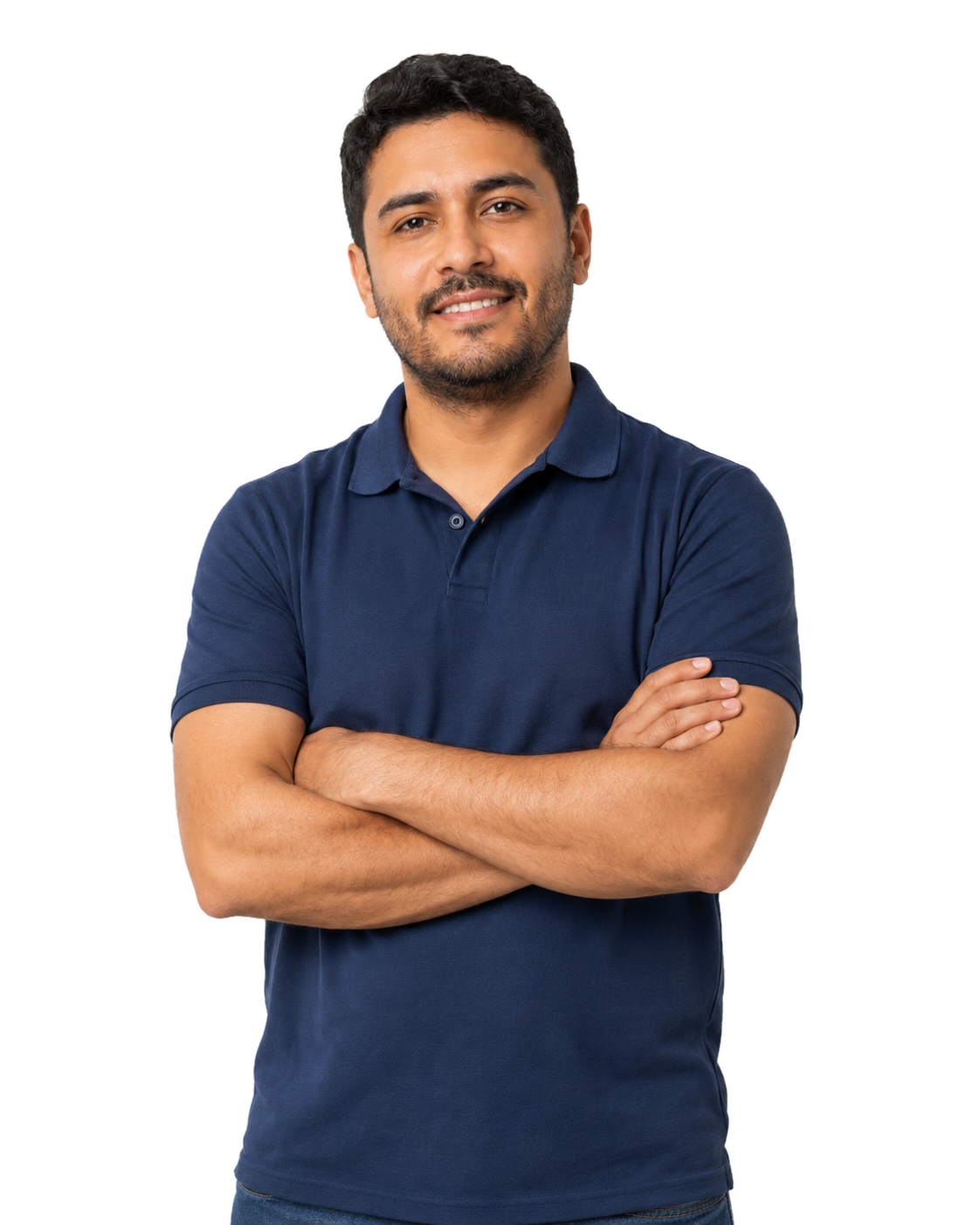 Trabalhador sorrindo, de braços cruzados, vestindo camisa polo azul